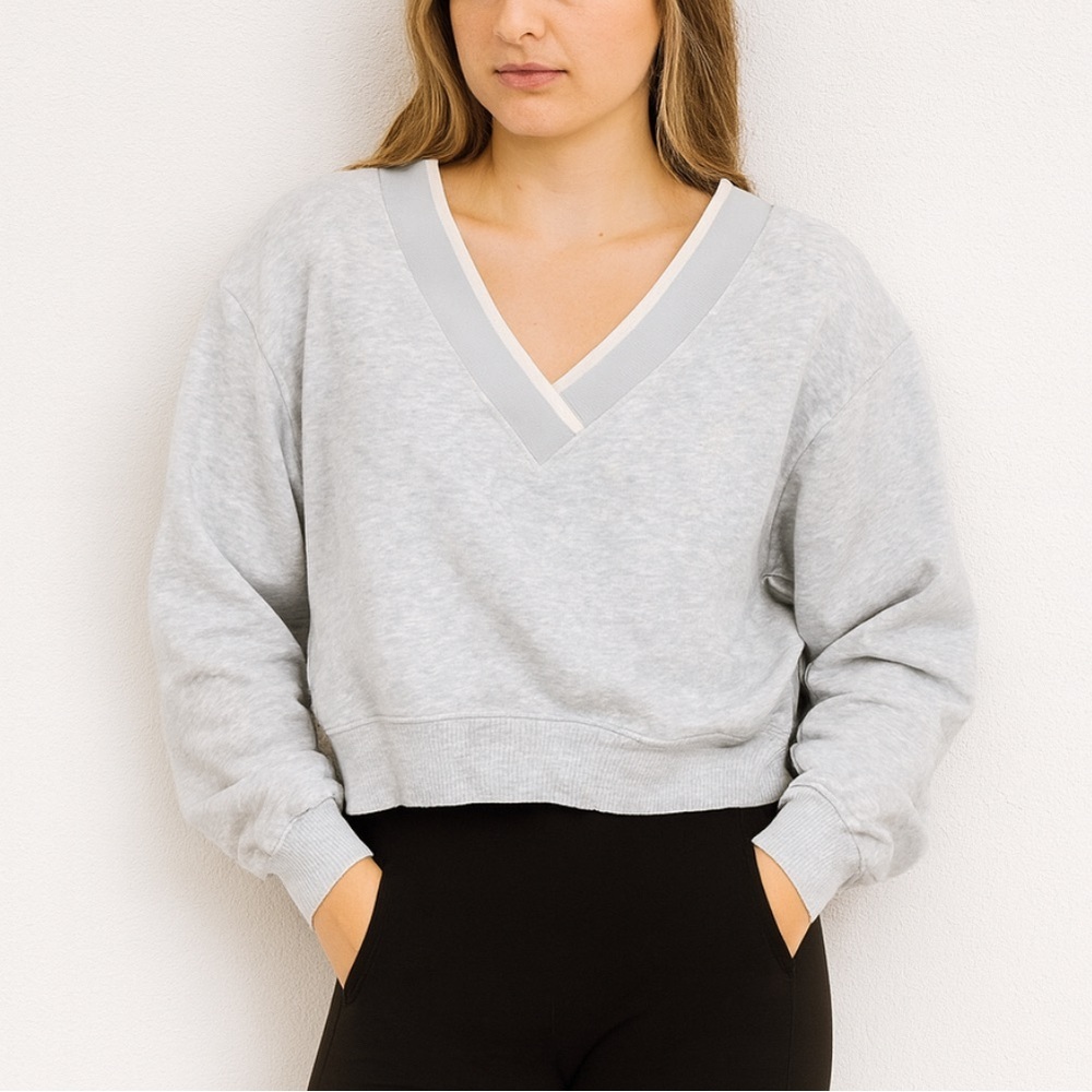PINK Victoria Secret Cropped Gray V-Neck Women's Sweater Size Large‎